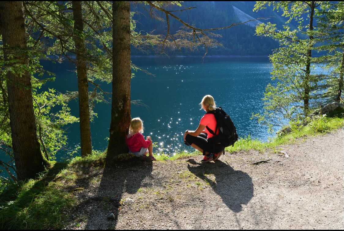 Karin Nemec Gründerin Grünfin in der Natur mit ihrem Kind